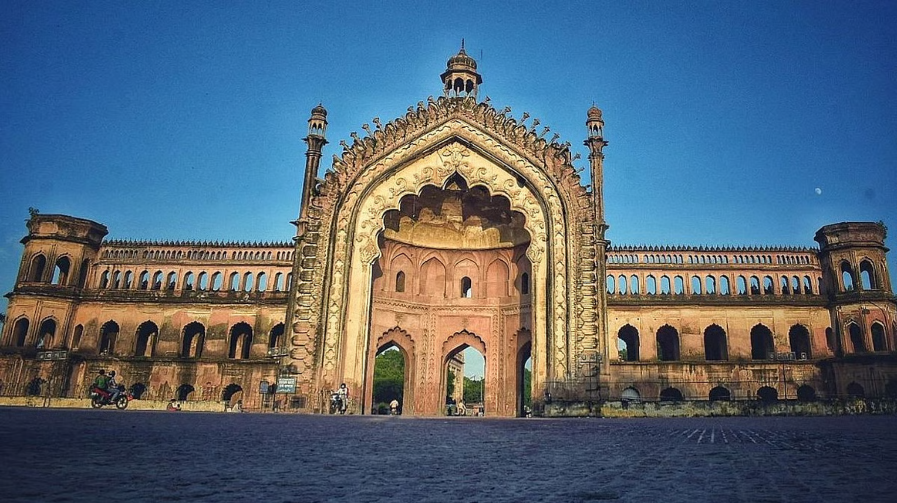 Rumi Darwaza, Lucknow